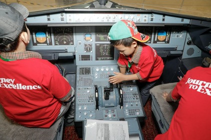 Hình ảnh các bé Trải nghiệm làm phi công trên buồng lái máy bay giả lập - Ảnh Trường Victoria Nam Sài Gòn.