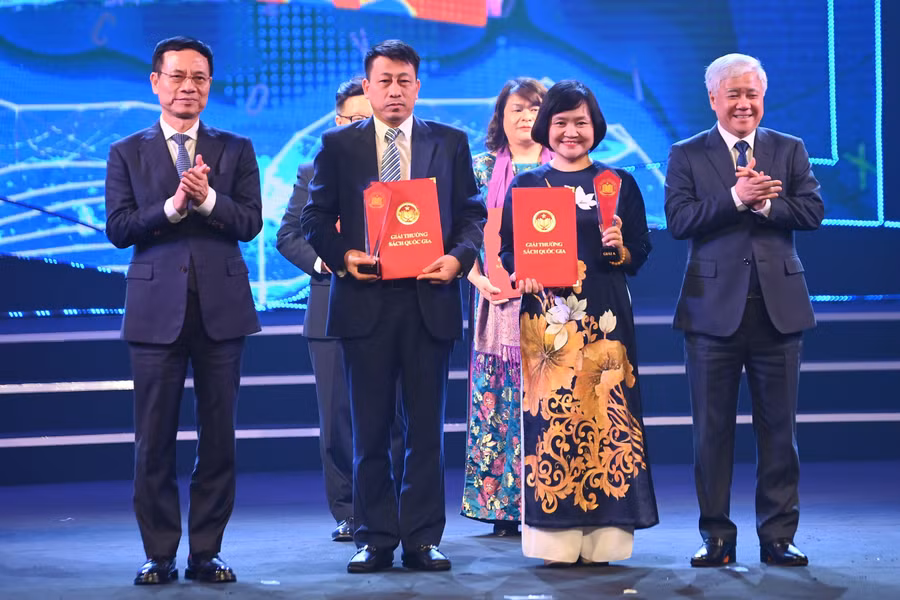 TS.Phạm Vĩnh Thái - Tổng biên tập NXBGDVN và TS.Nguyễn Thuỵ Anh - tác giả bộ sách nhận giải A