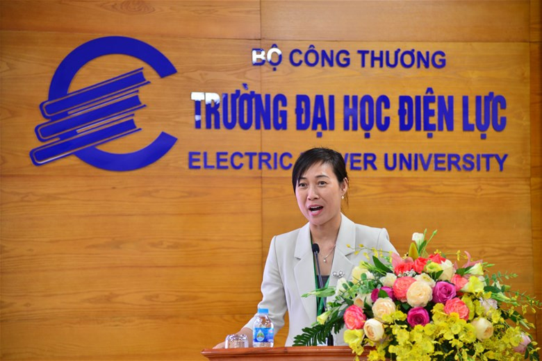 TS. Tạ Thị Thu Hiền - Giám đốc Trung tâm cảm ơn sự chuẩn bị kỹ lưỡng, có tính đột phá, nỗ lực cung cấp thông tin, minh chứng của Trường Đại học Điện lực cho quá trình đánh giá của Đoàn trong đợt khảo sát chính thức này. TS. Tạ Thị Thu Hiền - Giám đốc Trung tâm cảm ơn sự chuẩn bị kỹ lưỡng, có tính đột phá, nỗ lực cung cấp thông tin, minh chứng của Trường Đại học Điện lực cho quá trình đánh giá của Đoàn trong đợt khảo sát chính thức này.