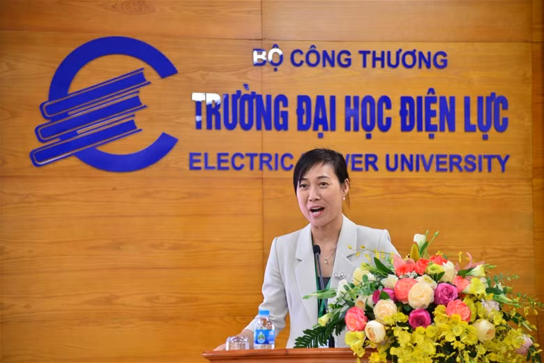 TS. Tạ Thị Thu Hiền - Giám đốc Trung tâm cảm ơn sự chuẩn bị kỹ lưỡng, có tính đột phá, nỗ lực cung cấp thông tin, minh chứng của Trường Đại học Điện lực cho quá trình đánh giá của Đoàn trong đợt khảo sát chính thức này.