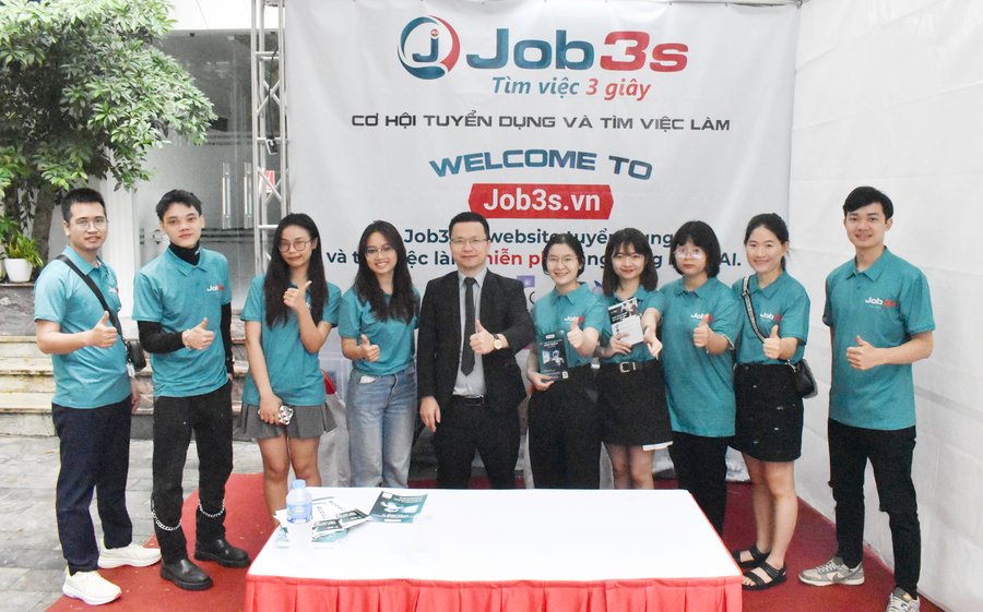 Gian hàng giới thiệu về job3s.vn và hướng dẫn các bạn ứng viên tạo CV xin việc tại sự kiện hội chợ việc làm UEB JOB FAIR 2023 Gian hàng giới thiệu về job3s.vn và hướng dẫn các bạn ứng viên tạo CV xin việc tại sự kiện hội chợ việc làm UEB JOB FAIR 2023