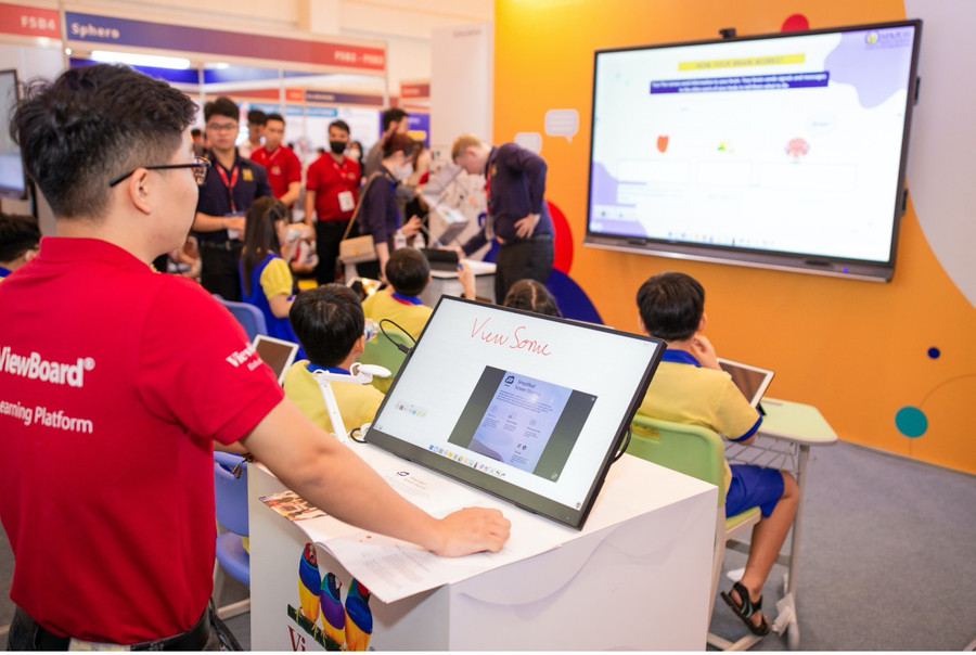 “Nền tảng myViewBoard” - được ví như “trợ thủ đắc lực” giúp người dạy và học sử dụng công cụ hiện đại thông qua màn hình cảm ứng và thiết bị thông minh để học tập.