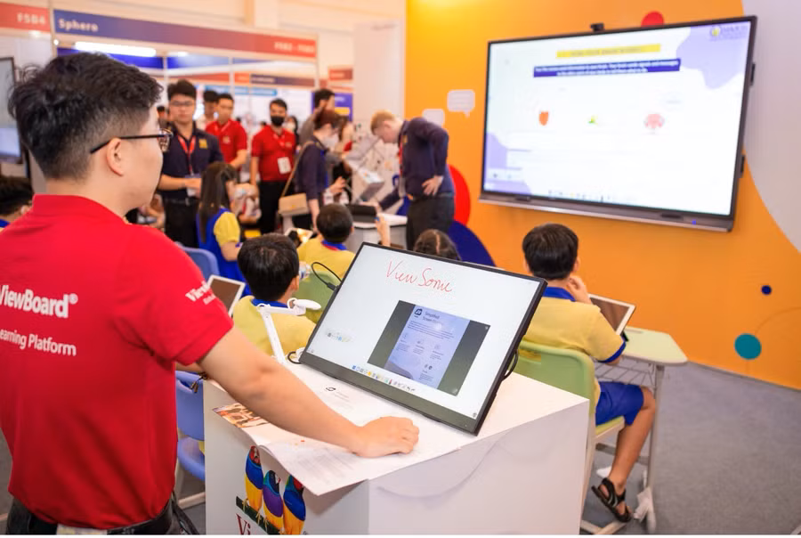 “Nền tảng myViewBoard” - được ví như “trợ thủ đắc lực” giúp người dạy và học sử dụng công cụ hiện đại thông qua màn hình cảm ứng và thiết bị thông minh để học tập.