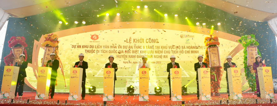 Vừa qua, UBND tỉnh Nghệ An và T&T Group đã khởi công hai dự án thuộc Quy hoạch bảo tồn, tôn tạo, phát huy giá trị Khu lưu niệm Chủ tịch Hồ Chí Minh tại Nam Đàn, Nghệ An. Vừa qua, UBND tỉnh Nghệ An và T&T Group đã khởi công hai dự án thuộc Quy hoạch bảo tồn, tôn tạo, phát huy giá trị Khu lưu niệm Chủ tịch Hồ Chí Minh tại Nam Đàn, Nghệ An.