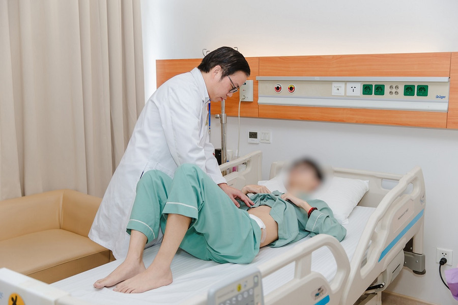 GS.TS Trần Trung Dũng thăm khám cho người bệnh