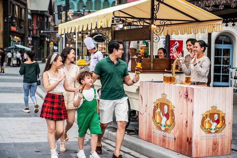 Thưởng thức các món ngon đường phố tại Lễ hội ẩm thực năm châu.