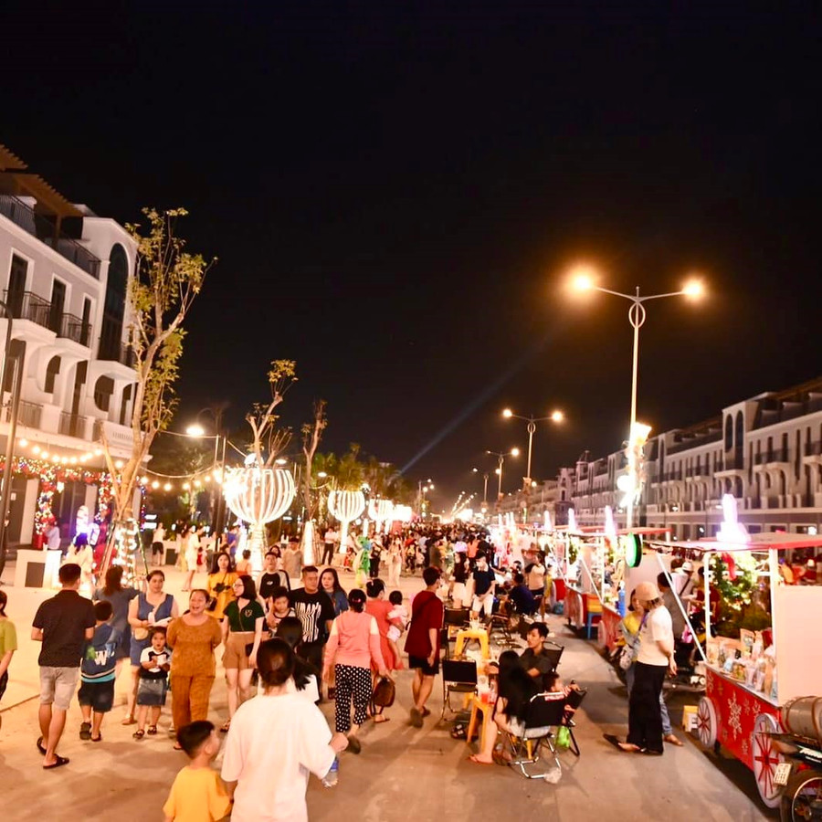 Cảnh trí rực rỡ với sự cộng hưởng giữa âm thanh, ánh sáng giúp nơi đây là điểm đến nổi bật, khoảnh khắc mùa Noel trở nên vui vẻ, tấp nập hơn bao giờ hết. Cảnh trí rực rỡ với sự cộng hưởng giữa âm thanh, ánh sáng giúp nơi đây là điểm đến nổi bật, khoảnh khắc mùa Noel trở nên vui vẻ, tấp nập hơn bao giờ hết.