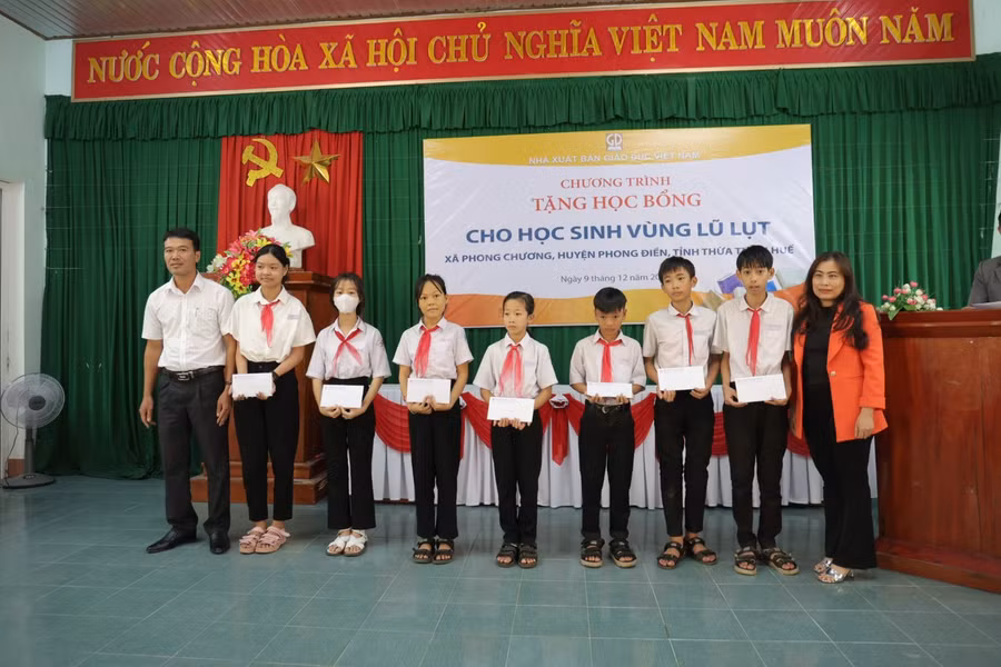 Ảnh 2: Bà Phạm Thị Thu Hương - Phó Giám đốc NXBGD tại TP. Đà Nẵng trao tặng học bổng cho học sinh Trường THCS Nguyễn Tri Phương.