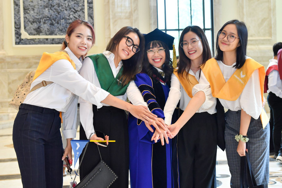 TS Lê Mai Lan (ở giữa) rạng rỡ cùng những sinh viên tài năng của VinUni. TS Lê Mai Lan (ở giữa) rạng rỡ cùng những sinh viên tài năng của VinUni.