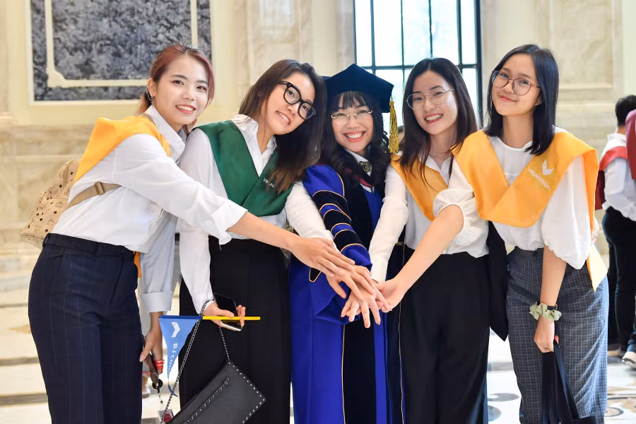 TS Lê Mai Lan (ở giữa) rạng rỡ cùng những sinh viên tài năng của VinUni.