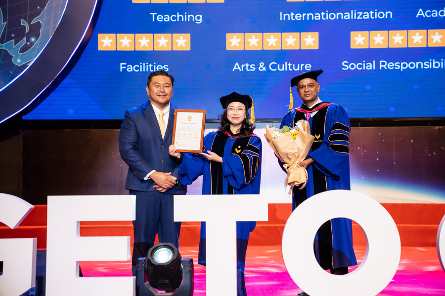 Năm 2022, VinUni trở thành trường Đại học trẻ nhất Châu Á – Thái Bình Dương đạt tiêu chuẩn QS Star 4 sao toàn diện với 7 tiêu chí đạt cấp 5 sao. Năm 2022, VinUni trở thành trường Đại học trẻ nhất Châu Á – Thái Bình Dương đạt tiêu chuẩn QS Star 4 sao toàn diện với 7 tiêu chí đạt cấp 5 sao.
