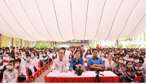 Đông đảo học sinh, giáo viên và phụ huynh tham gia diễn đàn