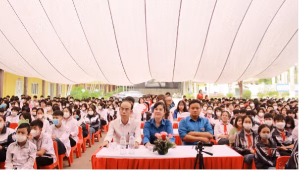 Đông đảo học sinh, giáo viên và phụ huynh tham gia diễn đàn