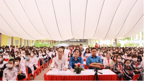 Đông đảo học sinh, giáo viên và phụ huynh tham gia diễn đàn