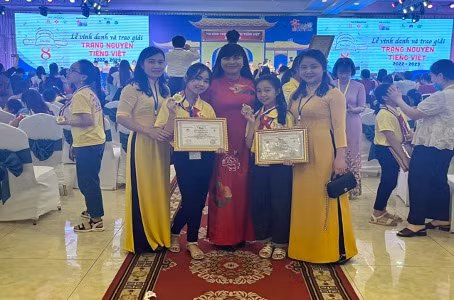 Hai học sinh đạt giải trong kỳ thi Trạng nguyên Tiếng Việt cấp quốc gia (trong đó, em Đỗ Nhật Uyên đạt giải Nhất và em Nguyễn Ngọc Linh đạt giải Nhì)