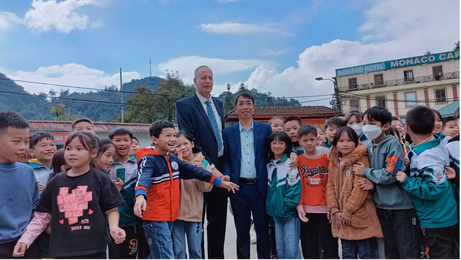 Cô và trò Trường Tiểu học Sa Pa cùng tham gia hoạt động trải nghiệm.