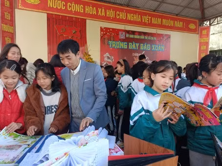 Học sinh Trường Tiểu học Sa Pa trong Hội thi trưng bày báo Xuân.