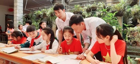 Thầy và trò Trường Tiểu học Sa Pa.