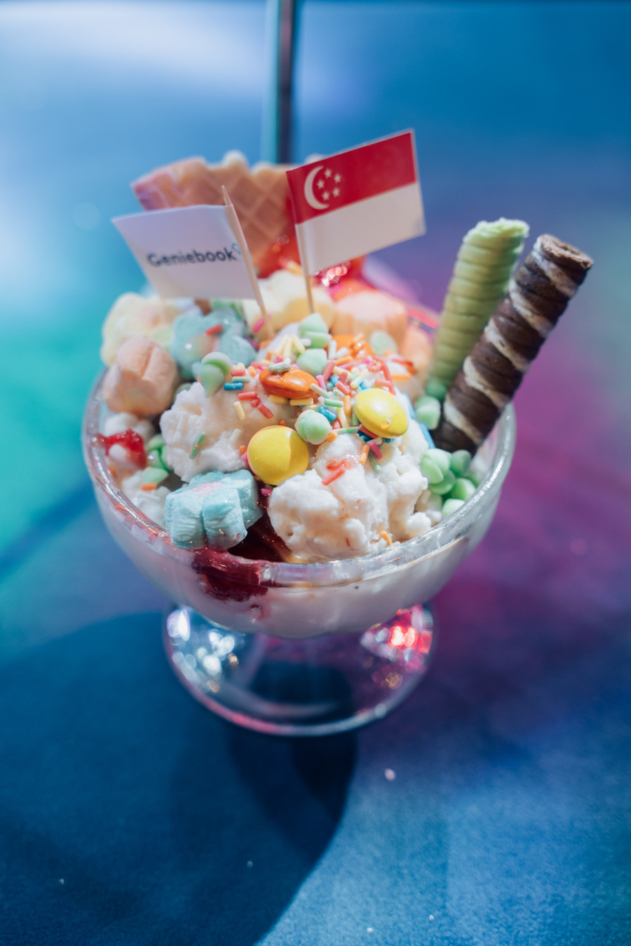 Thành phẩm ly kem đầy màu sắc của một đội tham dự cuộc thi. Ảnh Geniebook. Thành phẩm ly kem đầy màu sắc của một đội tham dự cuộc thi. Ảnh Geniebook.