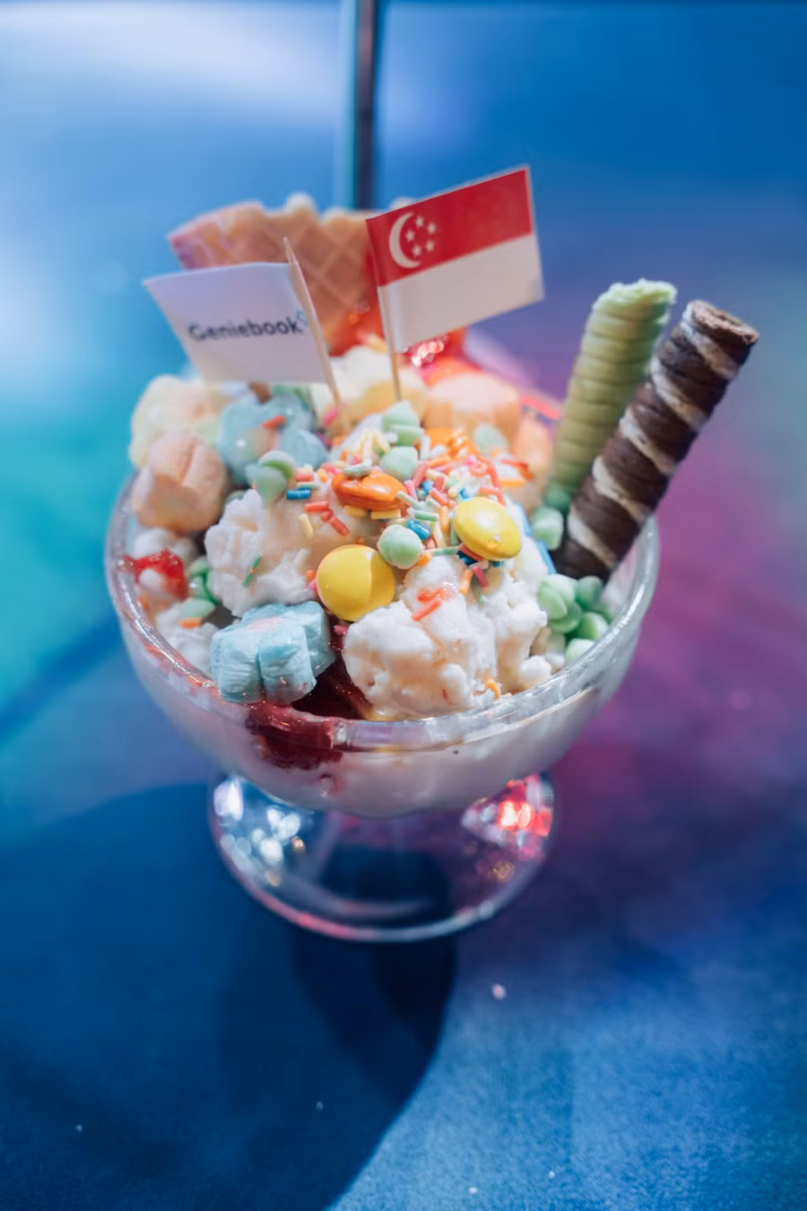 Thành phẩm ly kem đầy màu sắc của một đội tham dự cuộc thi. Ảnh Geniebook.