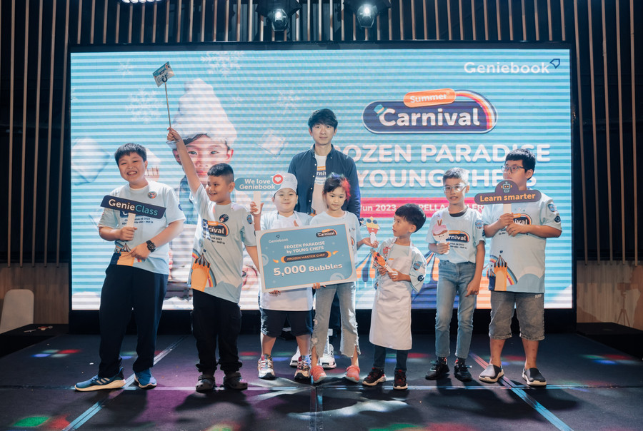 Neo Zhizhong (CEO Geniebook) trao giải cho đội chiến thắng cuộc thi Frozen Paradise. Ảnh Geniebook. Neo Zhizhong (CEO Geniebook) trao giải cho đội chiến thắng cuộc thi Frozen Paradise. Ảnh Geniebook.