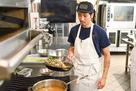 Đầu bếp Calvin Eng tại nhà hàng Bonnie’s, New York, Mỹ.