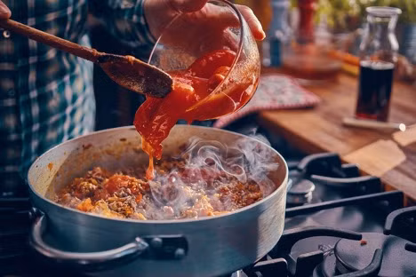 Thực phẩm có nhiều glutamate như cà rốt và hành tây giúp làm tăng vị ngọt của thịt bò.