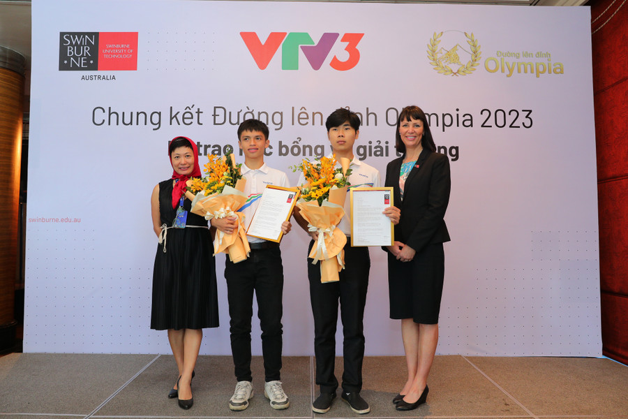 Đại diện Đại học Công nghệ Swinburne trao học bổng cho hai thí sinh đoạt giải ba.