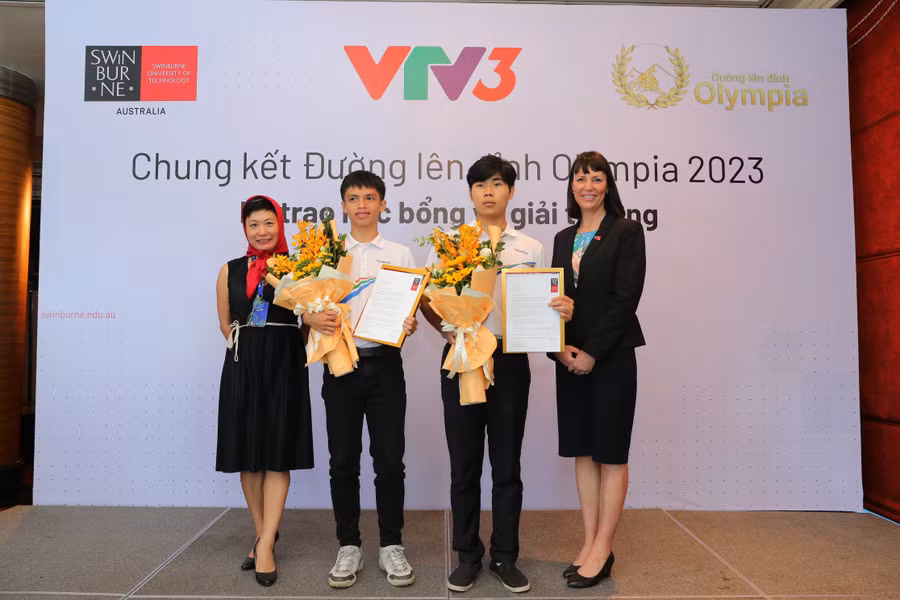 Đại diện Đại học Công nghệ Swinburne trao học bổng cho hai thí sinh đoạt giải ba.