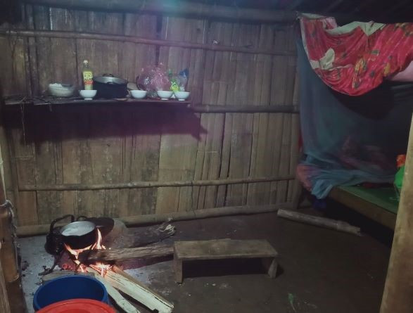 Góc bếp nhỏ mà em Tâu hay ngồi học bài. Góc bếp nhỏ mà em Tâu hay ngồi học bài.