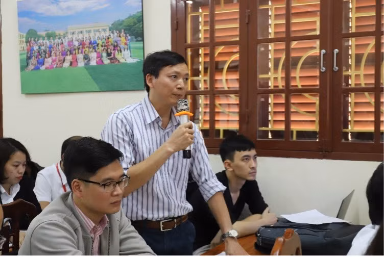 Thầy Nguyễn Như Tùng chia sẻ tại buổi dạy mẫu.