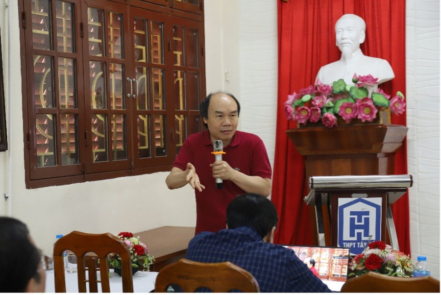 GS.TSKH Đỗ Đức Thái giải đáp nhiều băn khoăn cho giáo viên. GS.TSKH Đỗ Đức Thái giải đáp nhiều băn khoăn cho giáo viên.