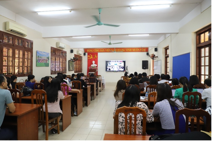 Giáo viên tham dự tiết dạy mẫu tại trường THPT Tây Hồ. Giáo viên tham dự tiết dạy mẫu tại trường THPT Tây Hồ.