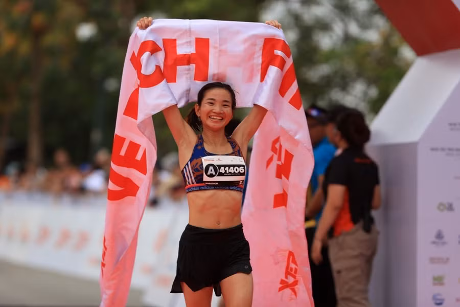 Hạng nhất nữ chung cuộc nhóm tuổi cự ly Marathon, vận động viên Nguyễn Thị Oanh, người Việt Nam