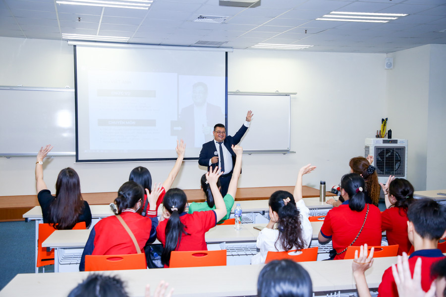Tiến sĩ tâm lý Việt Anh giao lưu, chia sẻ kinh nghiệm sống đẹp và hướng nghiệp cho học sinh THPT. Tiến sĩ tâm lý Việt Anh giao lưu, chia sẻ kinh nghiệm sống đẹp và hướng nghiệp cho học sinh THPT.