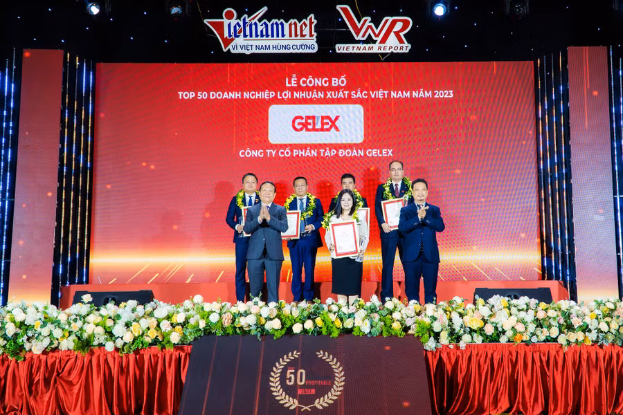 Bà Nguyễn Hồng Nhung – Giám đốc Truyền thông Tập đoàn GELEX nhận Cúp và chứng nhận Top 50 Doanh nghiệp lợi nhuận tốt nhất Việt Nam – năm 2023. 