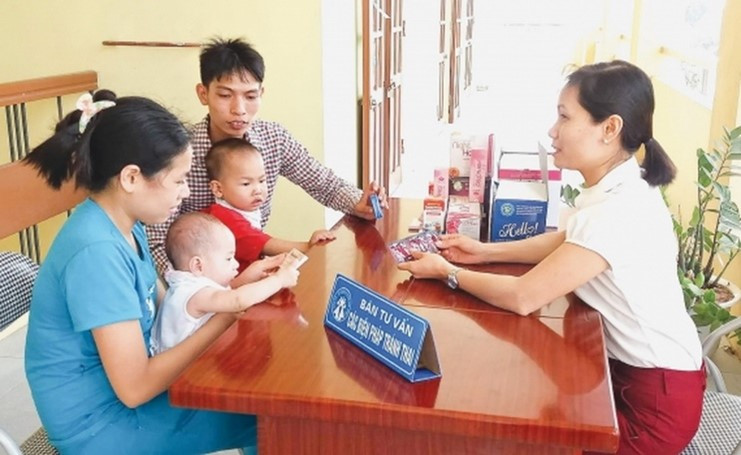 Cán bộ dân số tỉnh Thái Bình tuyên truyền thực hiện biện pháp kế hoạch hóa gia đình tại trạm y tế xã. Ảnh: Internet.