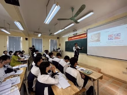 Học sinh trình bày dự án tại tiết dạy mẫu môn Tin học lớp 10 - Bộ sách Cánh Diều. Học sinh trình bày dự án tại tiết dạy mẫu môn Tin học lớp 10 - Bộ sách Cánh Diều.