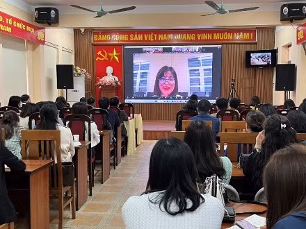 Thảo luận trực tuyến tại buổi sinh hoạt chuyên môn theo chủ đề “Đánh giá năng lực phát triển của học sinh trong bài dạy” tại trường THPT Bắc Thăng Long, Hà Nội.