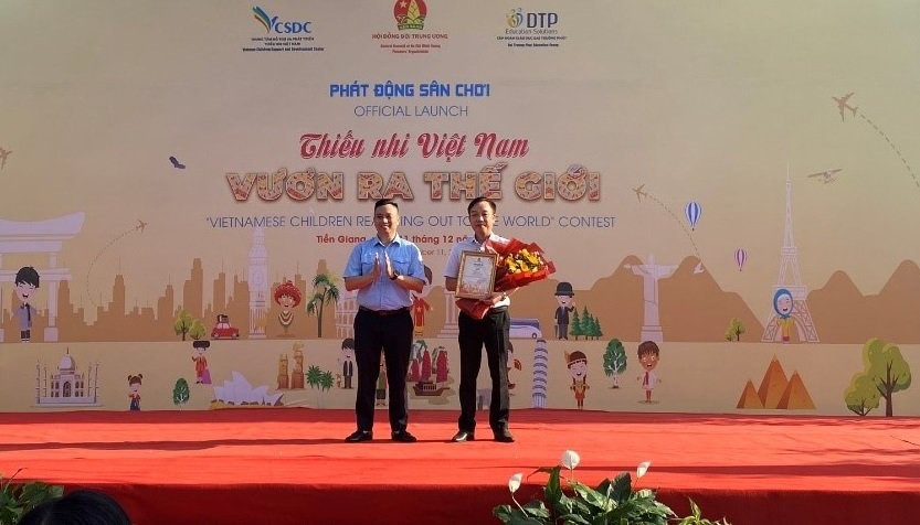 Đồng chí Lê Anh Quân - Phó Chủ tịch Hội đồng Đội Trung ương; Chủ tịch Hội đồng Huấn luyện Trung ương (trái) và Ông Lê Duy Khánh - Đại diện Ban Giám Đốc Tập Đoàn Giáo Dục Đại Trường Phát (phải) trong buổi lễ khai mạc chương trình. Đồng chí Lê Anh Quân - Phó Chủ tịch Hội đồng Đội Trung ương; Chủ tịch Hội đồng Huấn luyện Trung ương (trái) và Ông Lê Duy Khánh - Đại diện Ban Giám Đốc Tập Đoàn Giáo Dục Đại Trường Phát (phải) trong buổi lễ khai mạc chương trình.