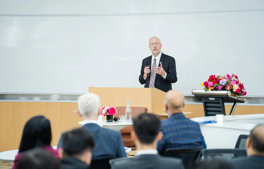 Giáo sư Michael I. Kotlikoff, Hiệu trưởng Đại học Cornell chia sẻ bài giảng đại chúng tại Đại học VinUni. (Ảnh: VinUni)