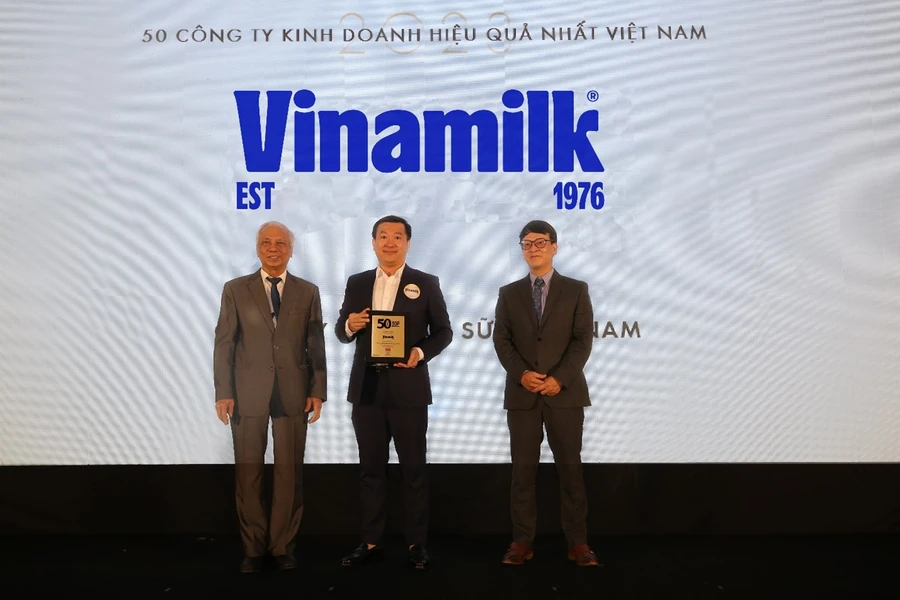  Ông Đỗ Thanh Tuấn - Giám đốc Đối ngoại Vinamilk - nhận danh hiệu Top 50 Công ty kinh doanh hiệu quả nhất Việt Nam.