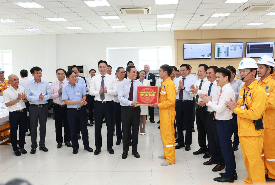 Phó Thủ tướng Chính phủ Trần Lưu Quang thăm hỏi và chúc mừng tập thể người lao động PV GAS. Phó Thủ tướng Chính phủ Trần Lưu Quang thăm hỏi và chúc mừng tập thể người lao động PV GAS.