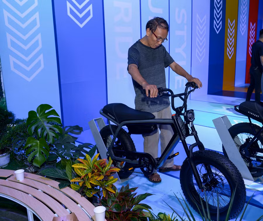 Mẫu xe đạp điện mới của VinFast trang bị động cơ ở phía sau, pin lớn nằm dưới yên.