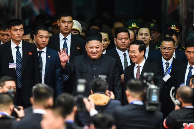 Ảnh Chủ tịch Kim Jong-un vẫy chào người dân tại Đồng Đăng trên báo quốc tế - 7 Ảnh Chủ tịch Kim Jong-un vẫy chào người dân tại Đồng Đăng trên báo quốc tế - 7