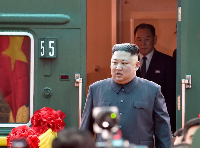 Ảnh Chủ tịch Kim Jong-un vẫy chào người dân tại Đồng Đăng trên báo quốc tế - 2 Ảnh Chủ tịch Kim Jong-un vẫy chào người dân tại Đồng Đăng trên báo quốc tế - 2