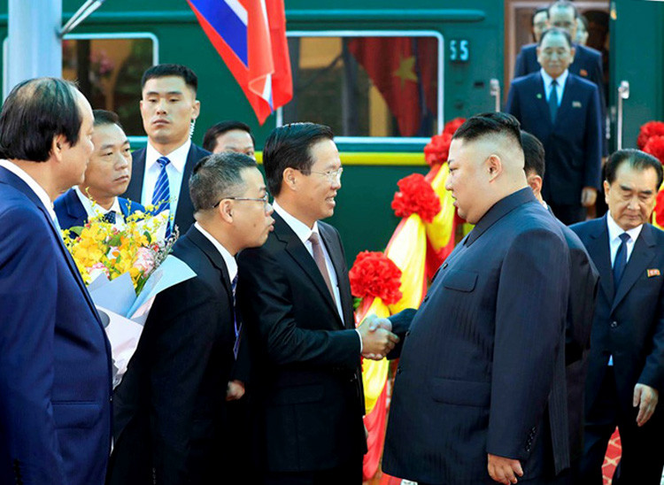 Ủy viên Bộ Chính trị, Trưởng ban Tuyên giáo Trung ương bắt tay chào Chủ tịch Kim Jong-un khi ông bước xuống khỏi đoàn tàu bọc thép. Ảnh: Nhật Bắc Ủy viên Bộ Chính trị, Trưởng