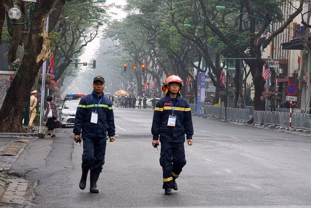 Siết chặt an ninh tại đường Lý Thường Kiệt trước giờ đón Chủ tịch Triều Tiên Kim Jong-un - 4