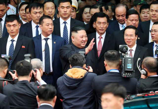 Ảnh Chủ tịch Kim Jong-un vẫy chào người dân tại Đồng Đăng trên báo quốc tế - 6 Ảnh Chủ tịch Kim Jong-un vẫy chào người dân tại Đồng Đăng trên báo quốc tế - 6
