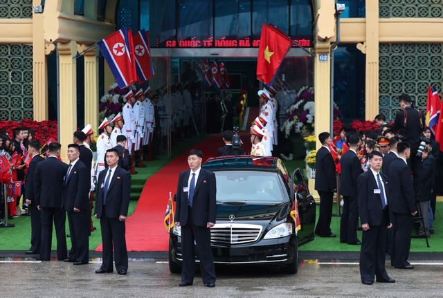 Ảnh Chủ tịch Kim Jong-un vẫy chào người dân tại Đồng Đăng trên báo quốc tế - 11 Ảnh Chủ tịch Kim Jong-un vẫy chào người dân tại Đồng Đăng trên báo quốc tế - 11